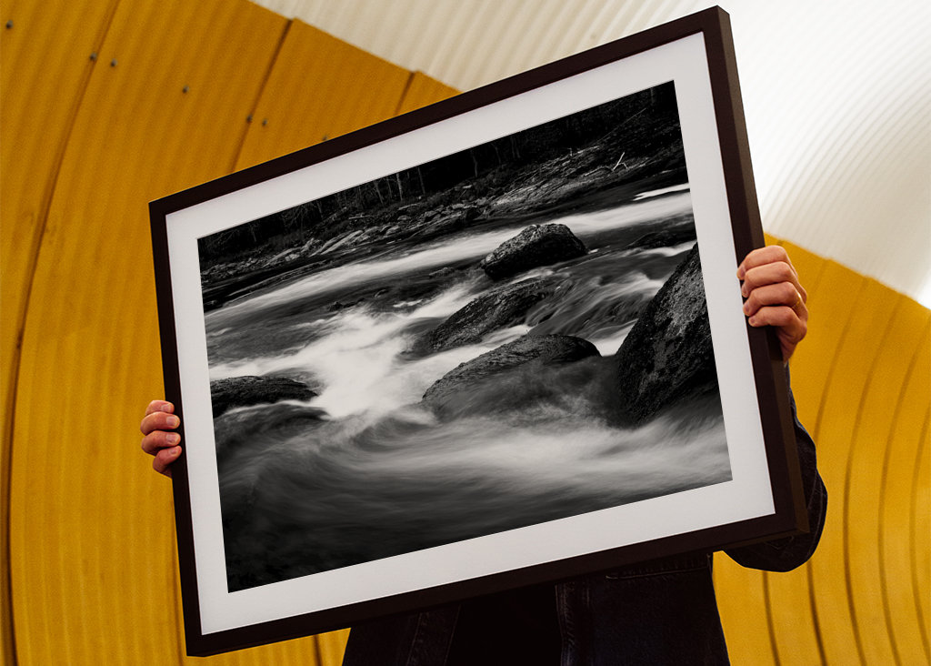 Woda przepływa przez las