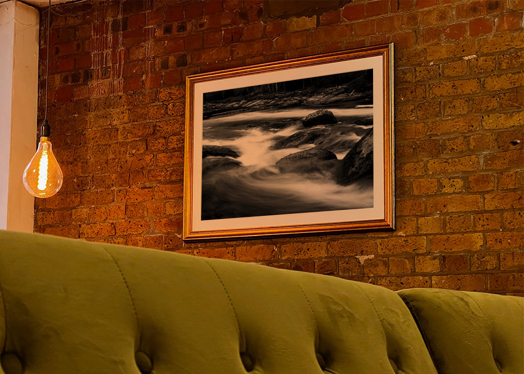 Woda przepływa przez las