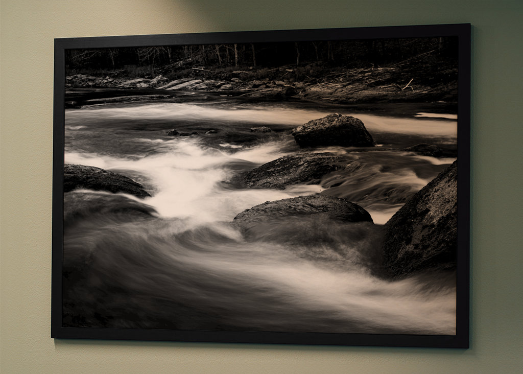 Woda przepływa przez las