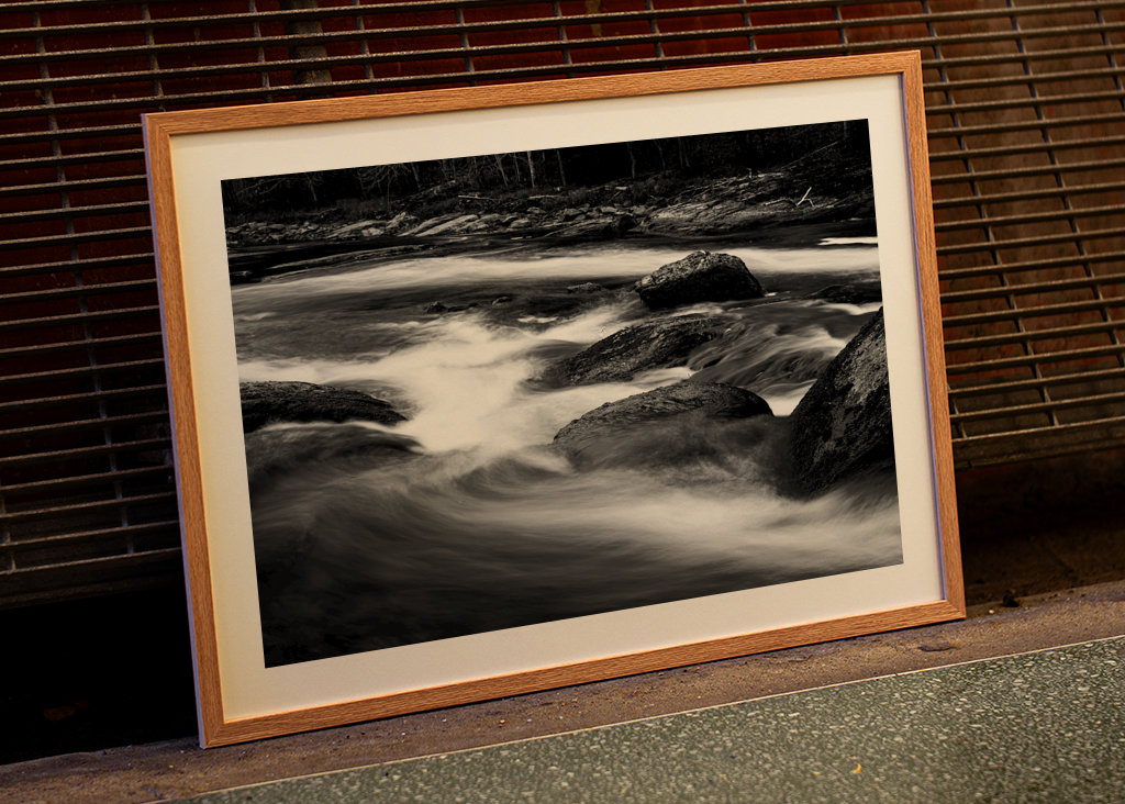 Woda przepływa przez las