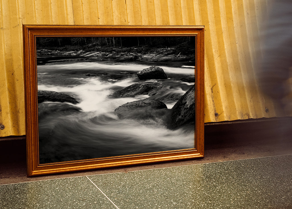 Woda przepływa przez las