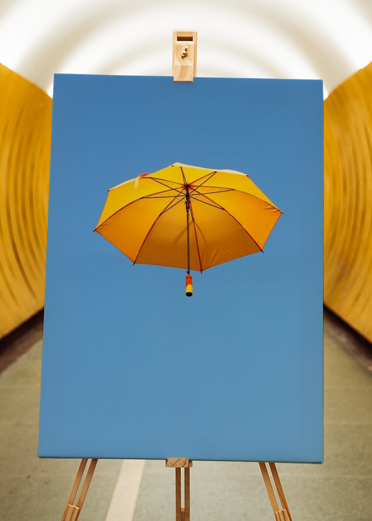 Orange paraply svävar