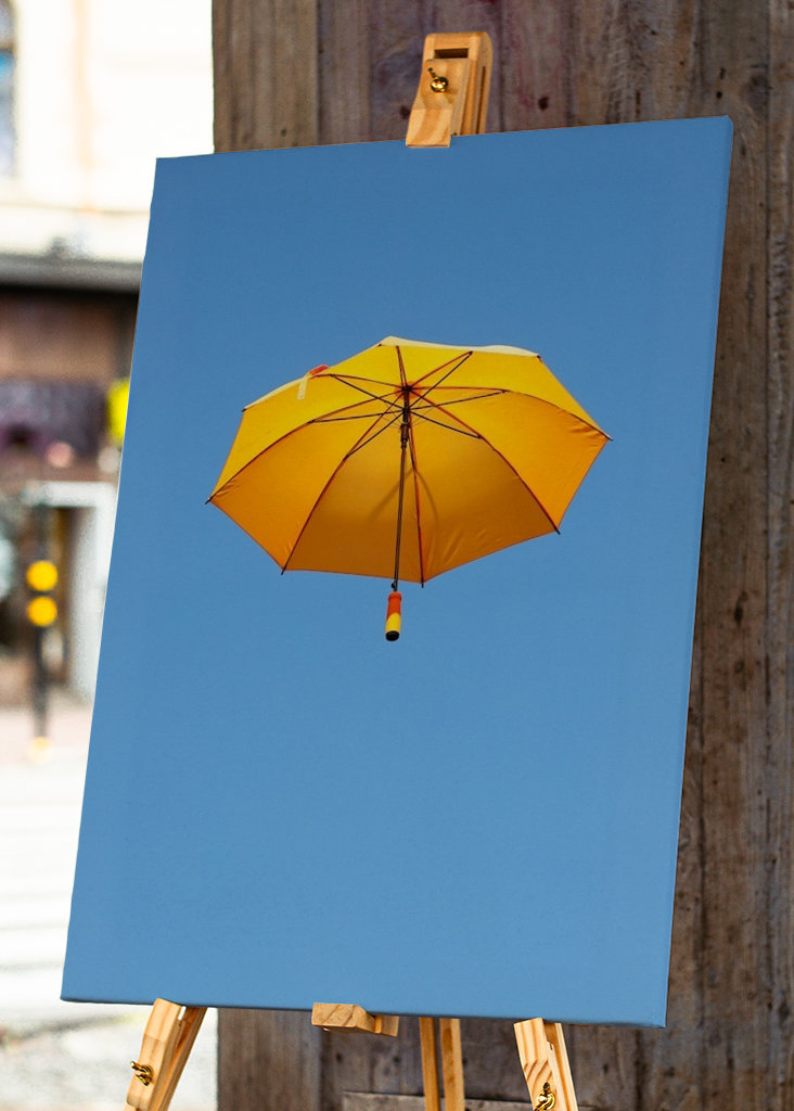 Orange paraply svävar