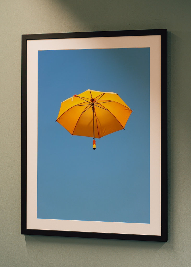 Orange paraply svävar