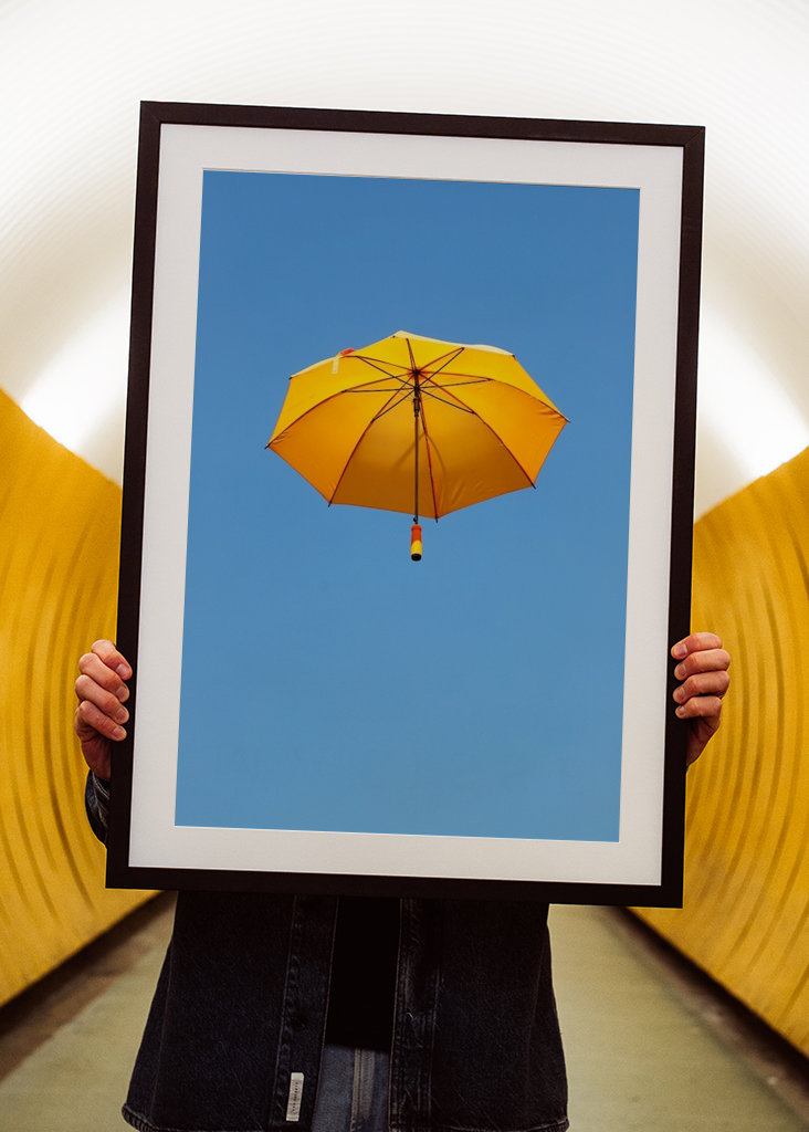 Orange paraply svävar