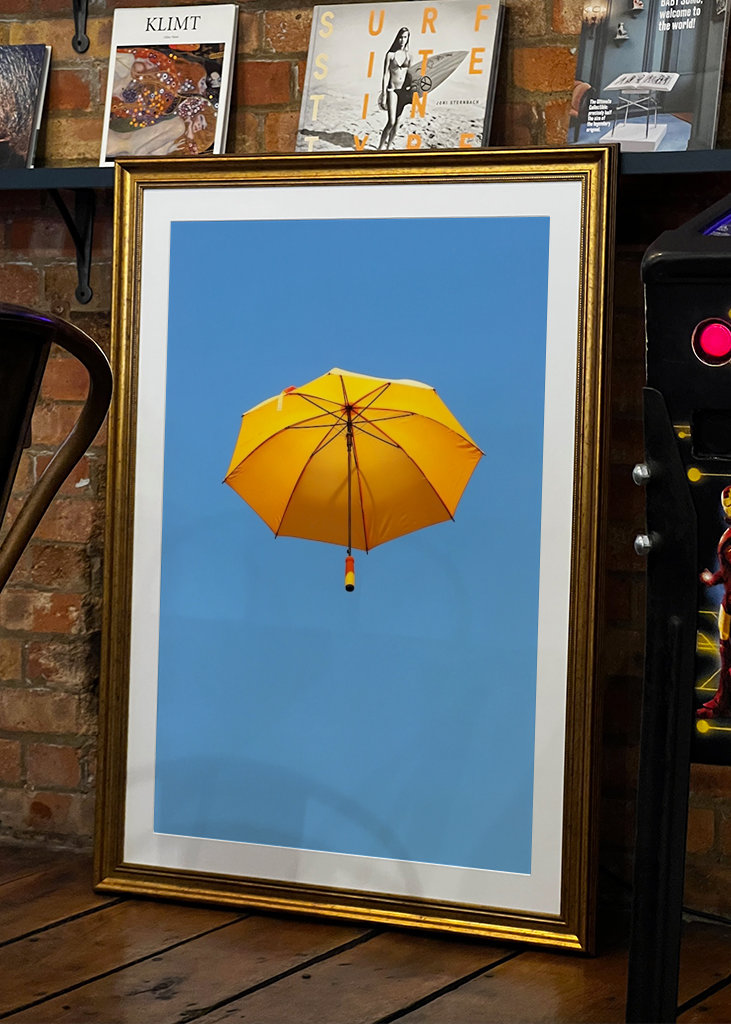 Orange paraply svävar