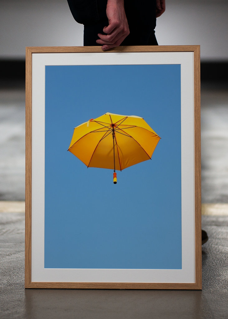 Orange paraply svävar