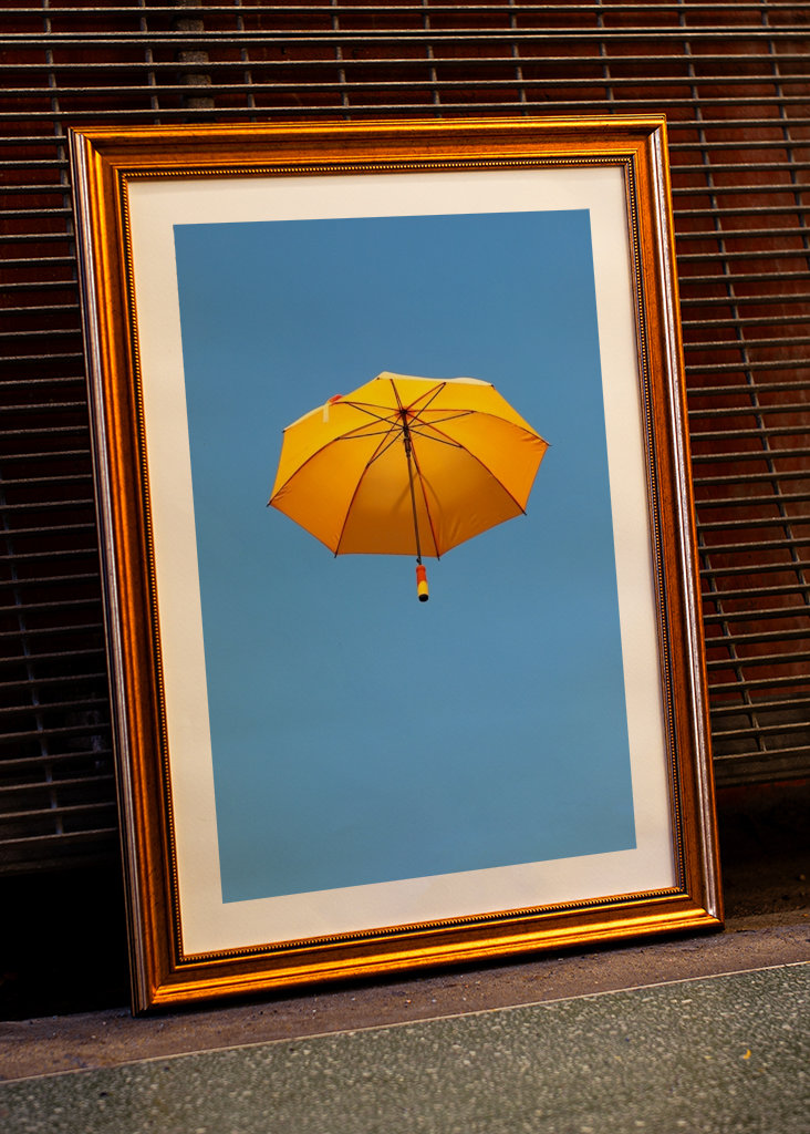 Orange paraply svävar