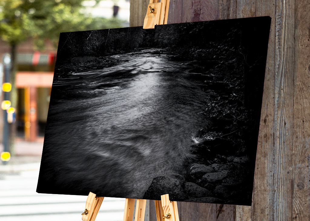 Woda przepływa przez las 4