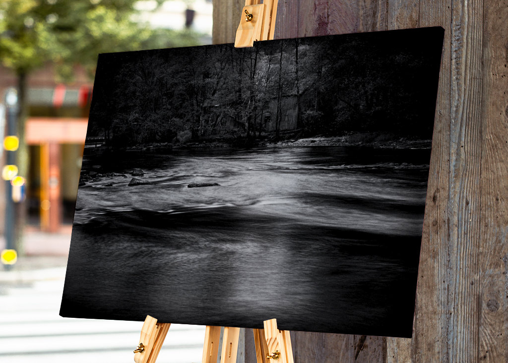 Woda przepływa przez las 6