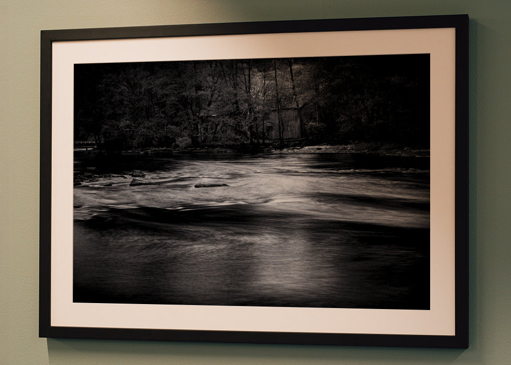 Woda przepływa przez las 6