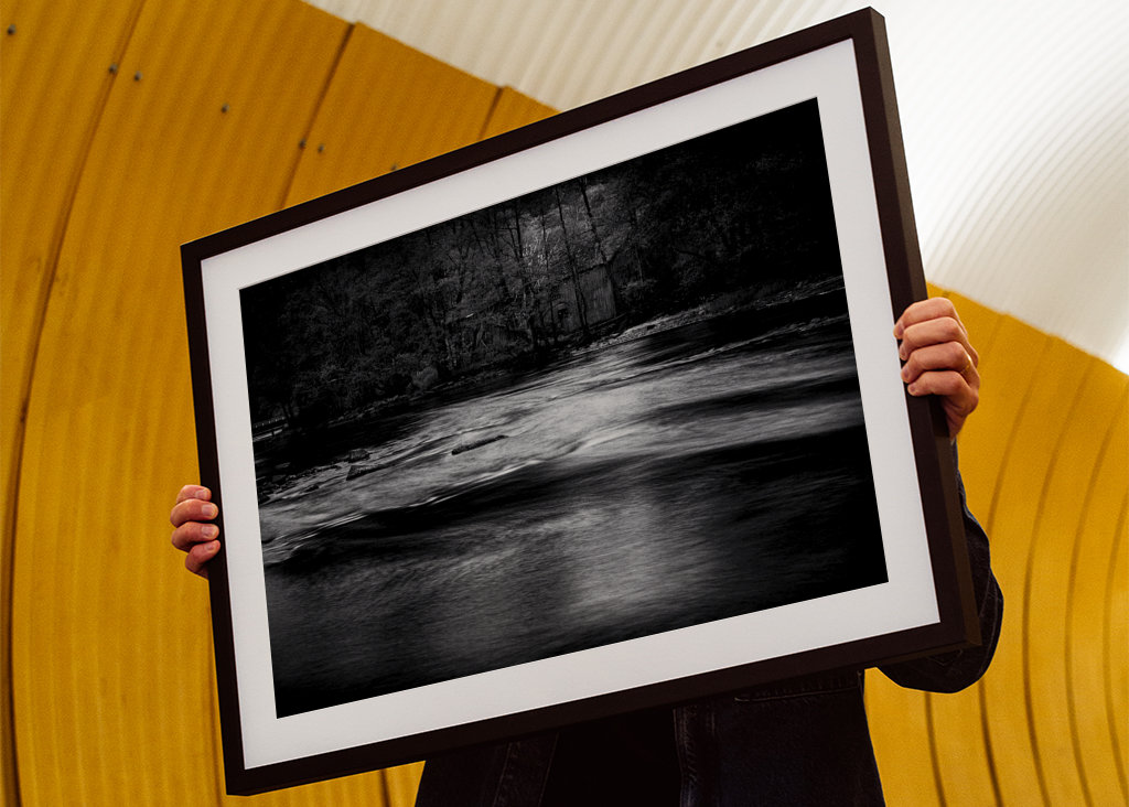 Woda przepływa przez las 6