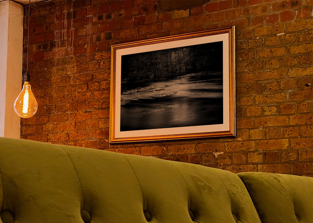 Woda przepływa przez las 6