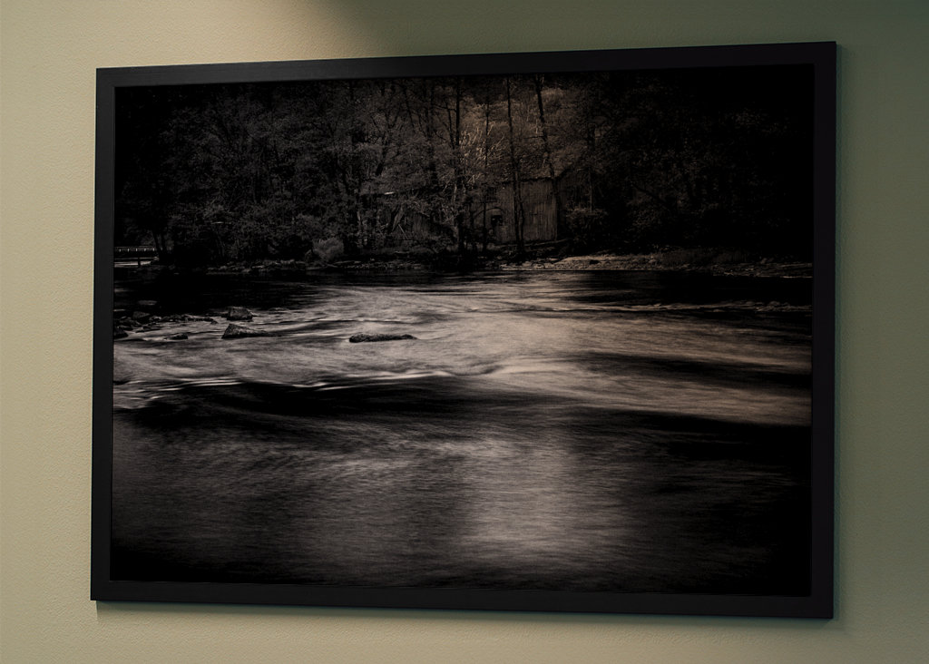 Woda przepływa przez las 6