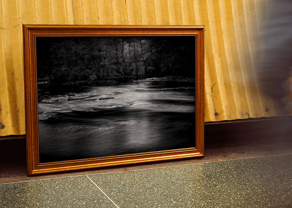 Woda przepływa przez las 6