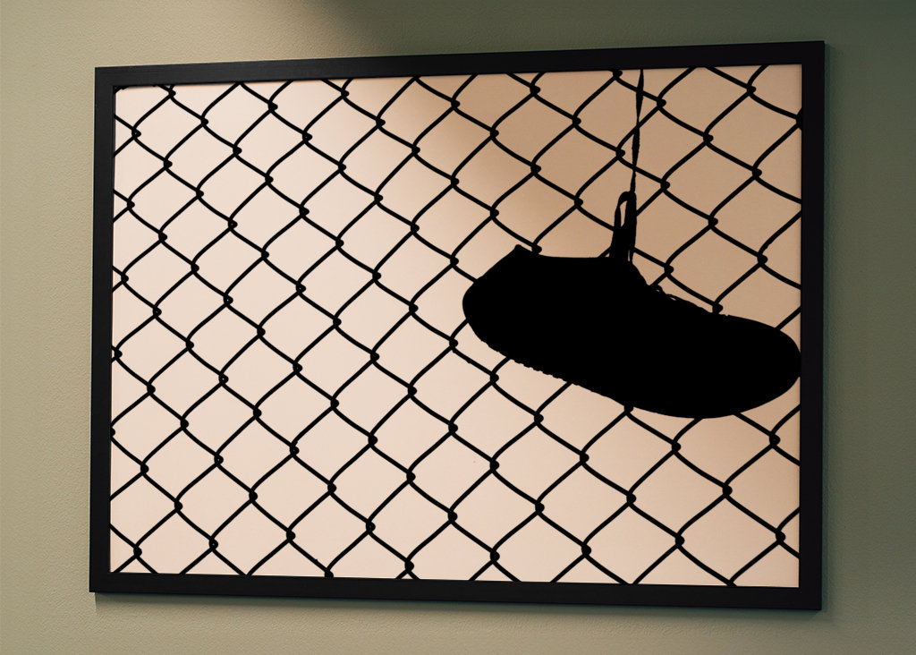 Skosilhuett mot stängsel