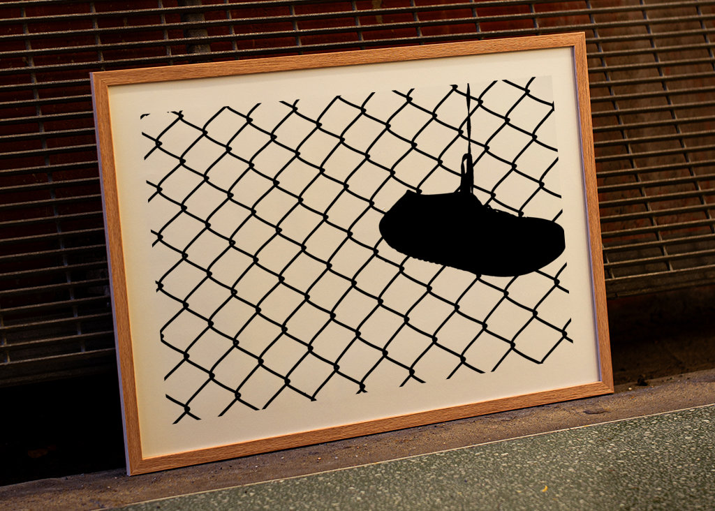 Skosilhuett mot stängsel