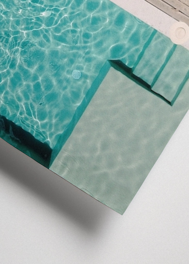 Žena plavající v bazénu