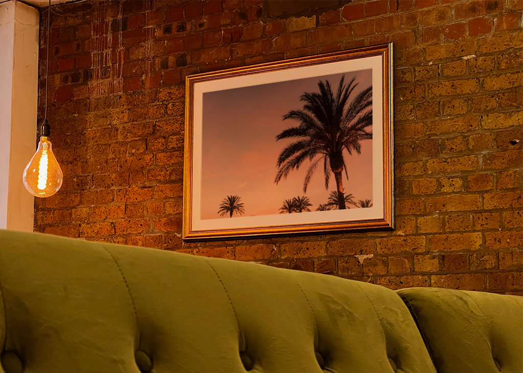 Palmera durante la puesta de sol rosa