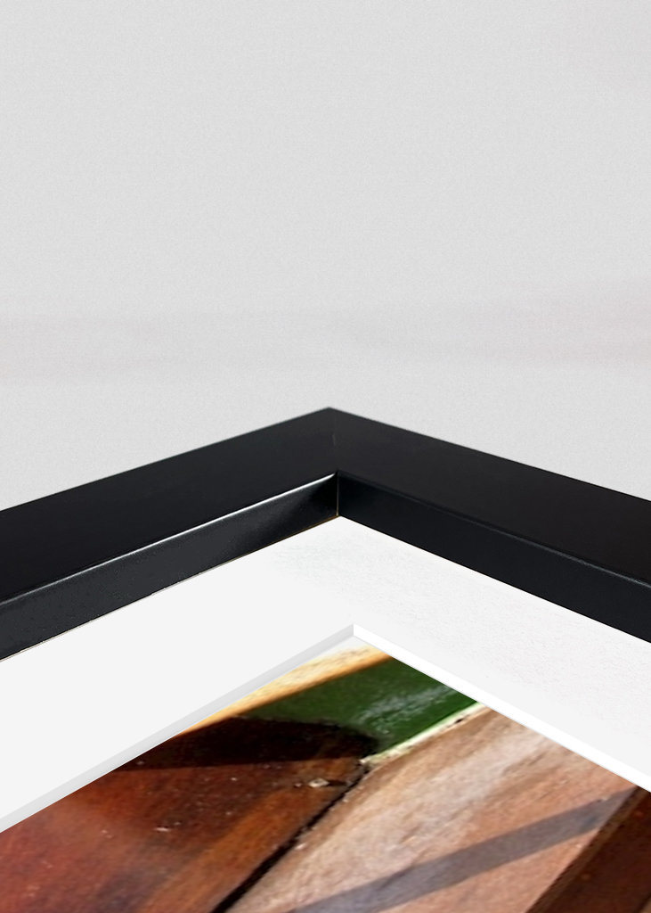 Spegling från röd båt.