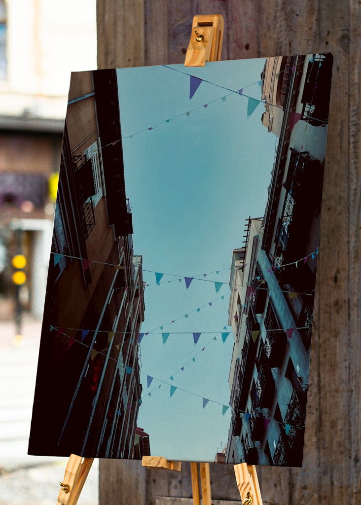 Der Himmel und die Flaggen