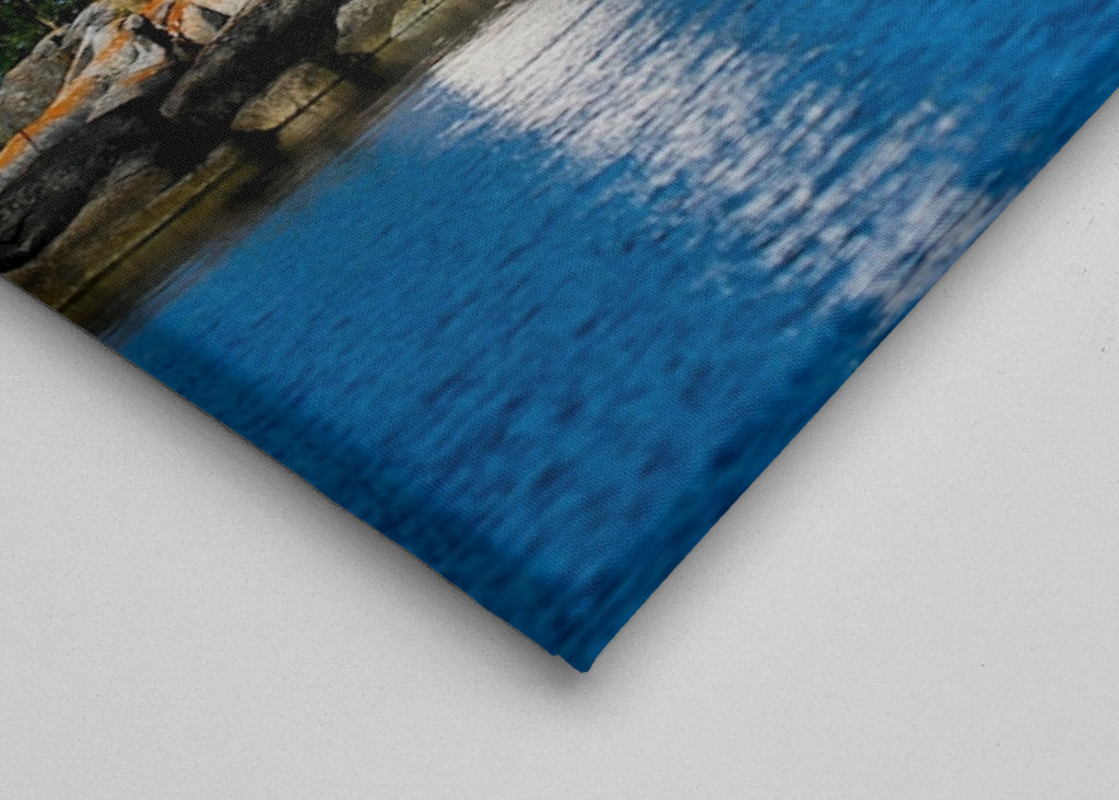 Latarnia morska na małej wyspie