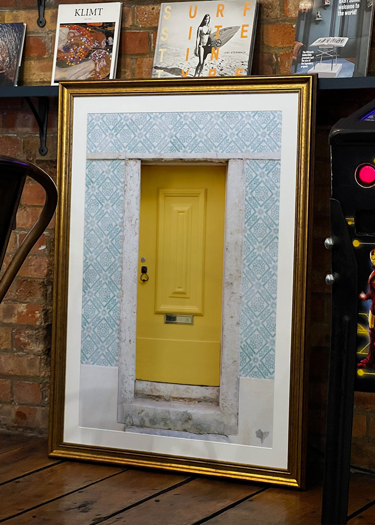 Gelbe Tür & Azulejos Fliesen