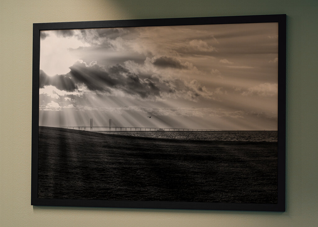 Most nad Sundem w czerni i bieli