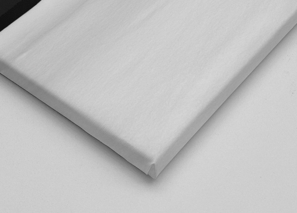 Fehér hó fekete háttér előtt