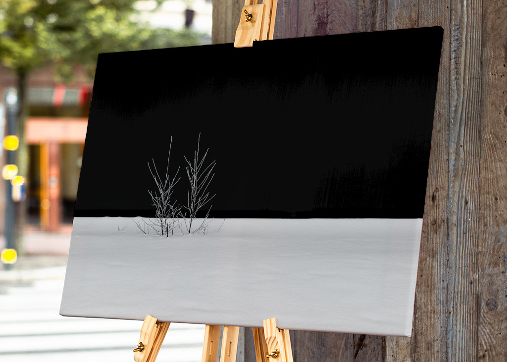 Fehér hó fekete háttér előtt