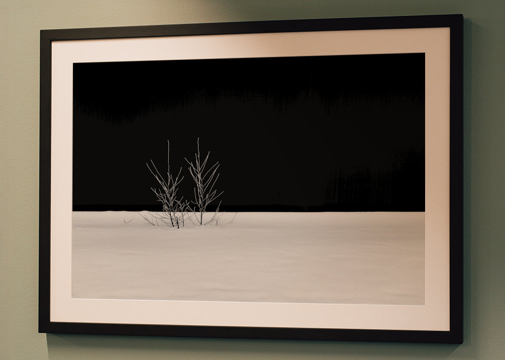 Fehér hó fekete háttér előtt