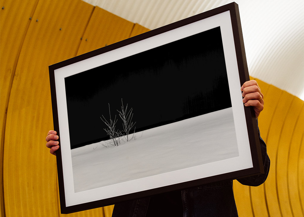 Fehér hó fekete háttér előtt