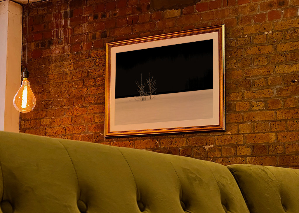 Fehér hó fekete háttér előtt