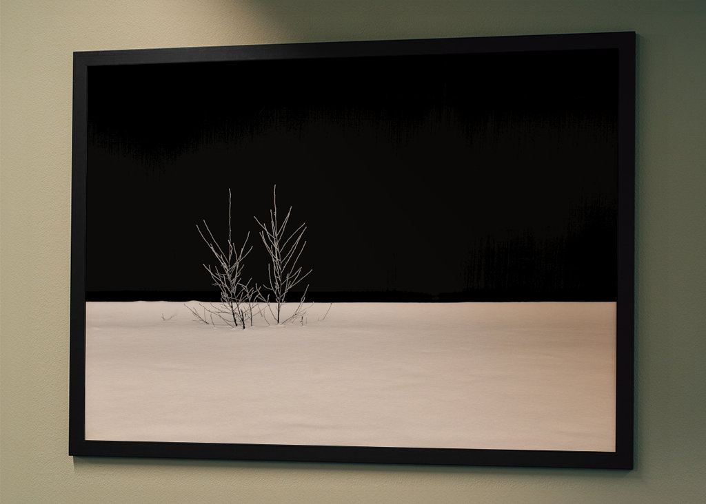 Fehér hó fekete háttér előtt