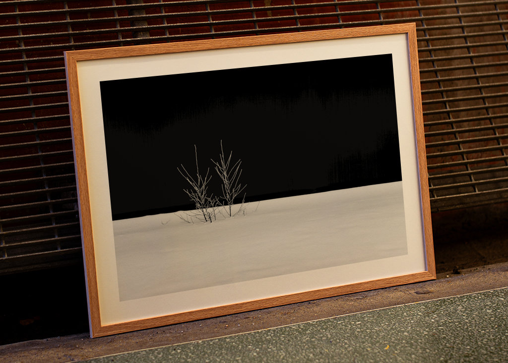 Fehér hó fekete háttér előtt