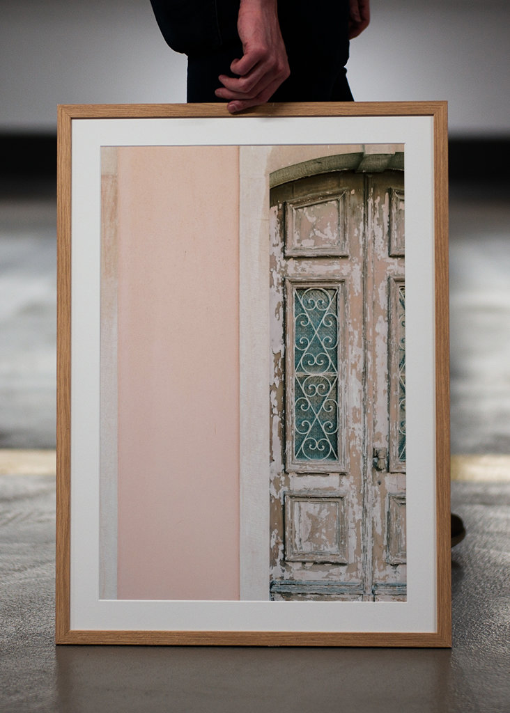 Vecchia porta pastello in Europa