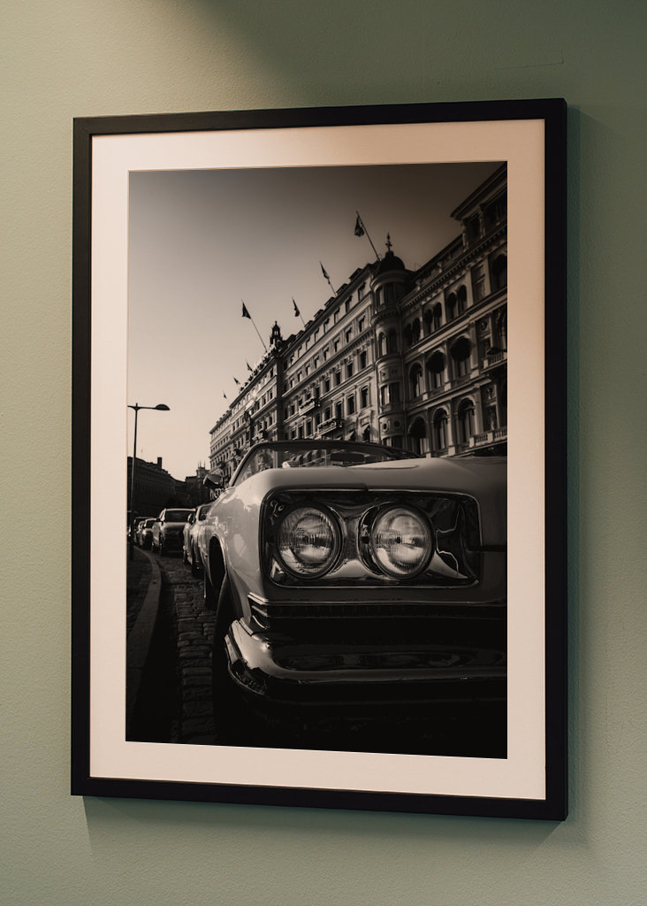 Car outside Grand Hotel BW