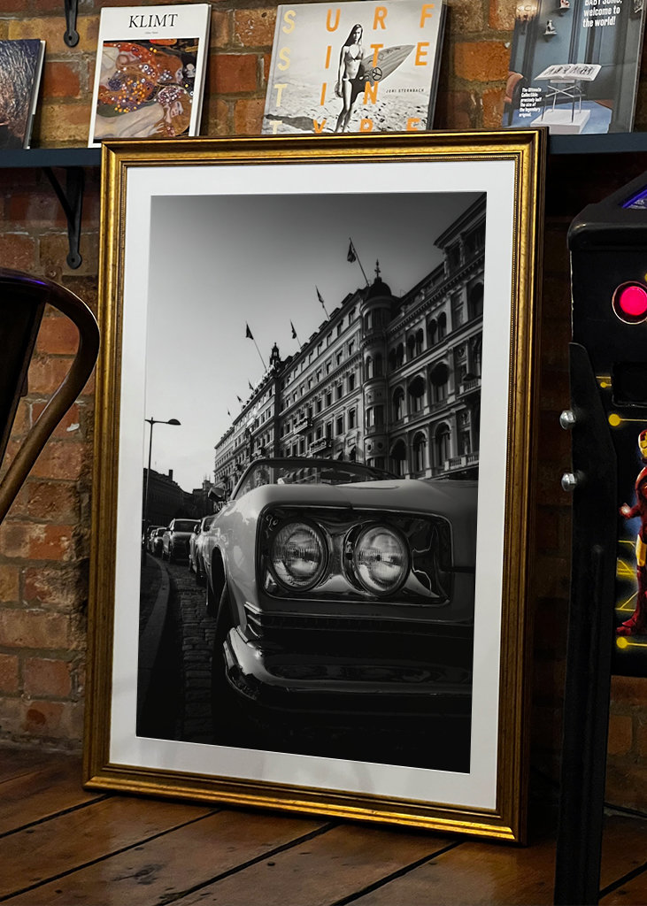 Car outside Grand Hotel BW