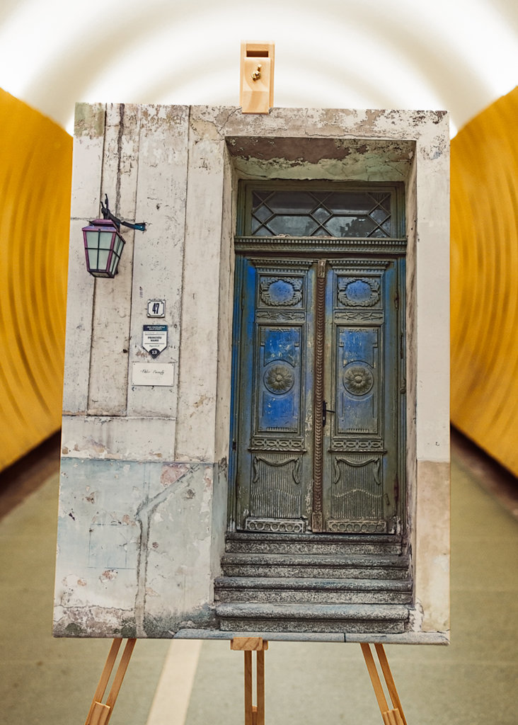 Modré dveře s patinou