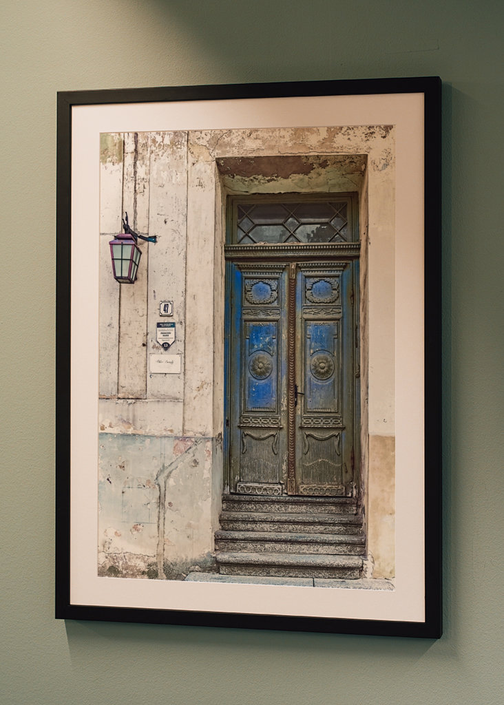 Modré dveře s patinou