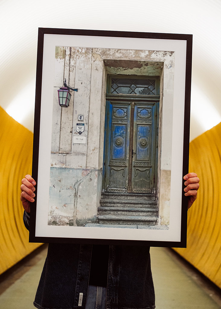 Modré dveře s patinou