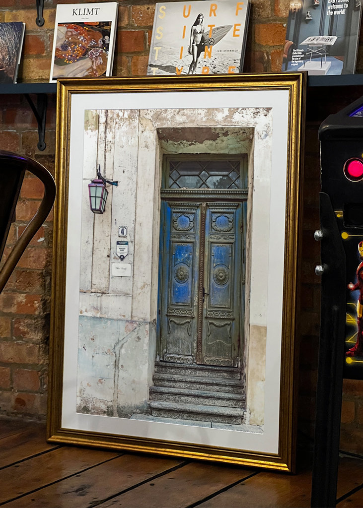 Modré dveře s patinou