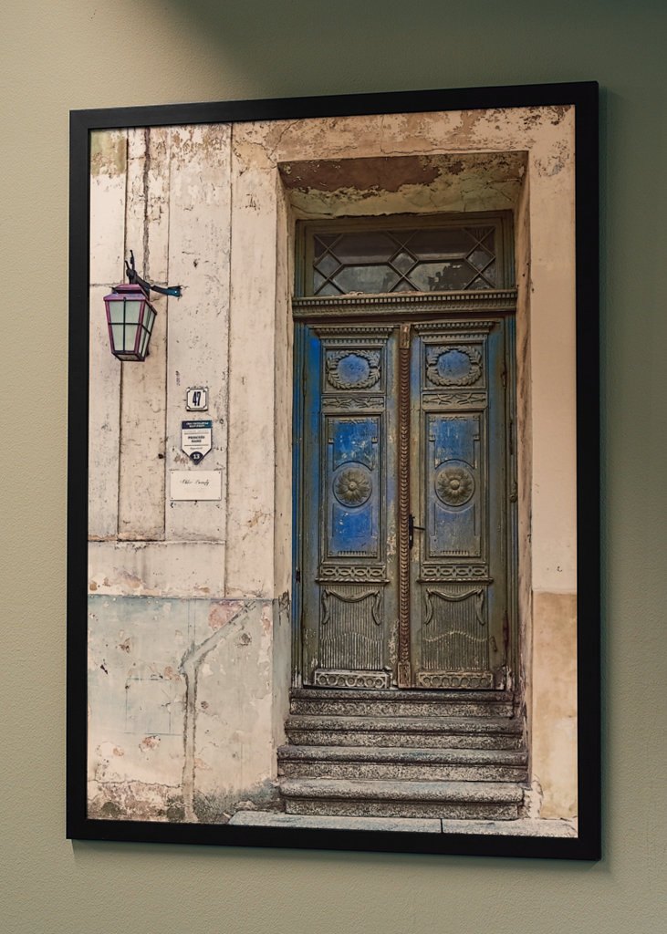 Modré dveře s patinou