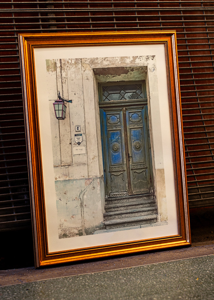 Modré dveře s patinou