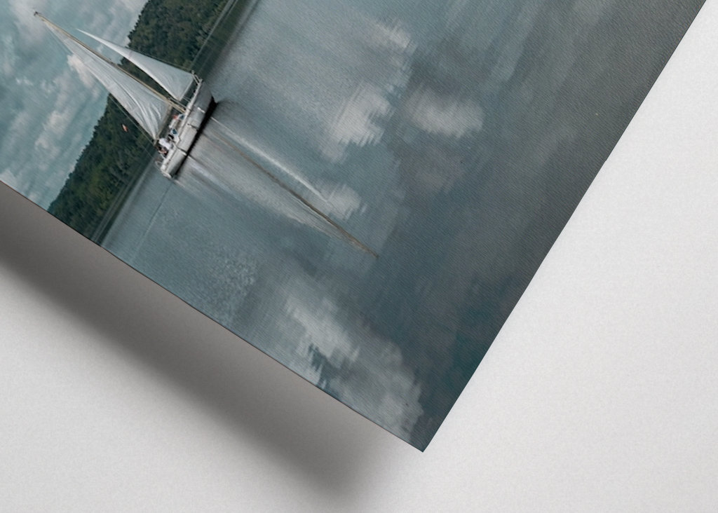 Barca a vela sul lago