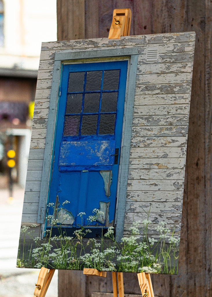 Blaue Tür und Sommerblumen