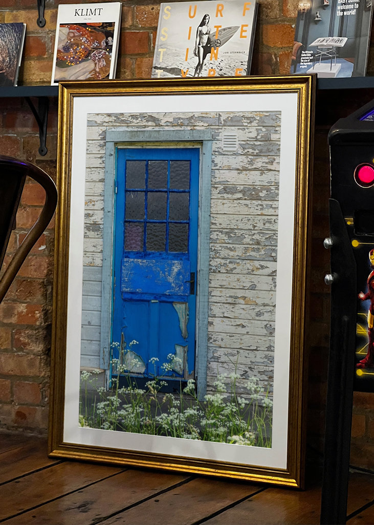 Blaue Tür und Sommerblumen