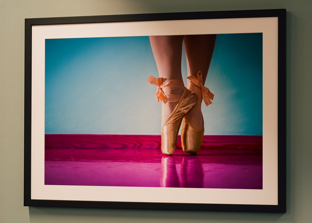 Ballerina kengillä poseeraamassa