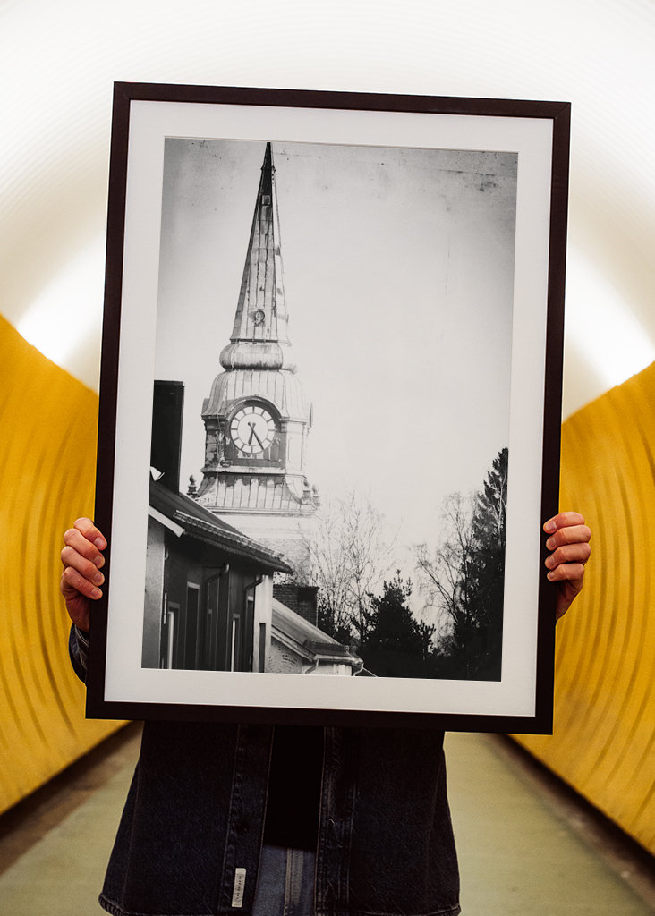 Kostel v černé a bílé.