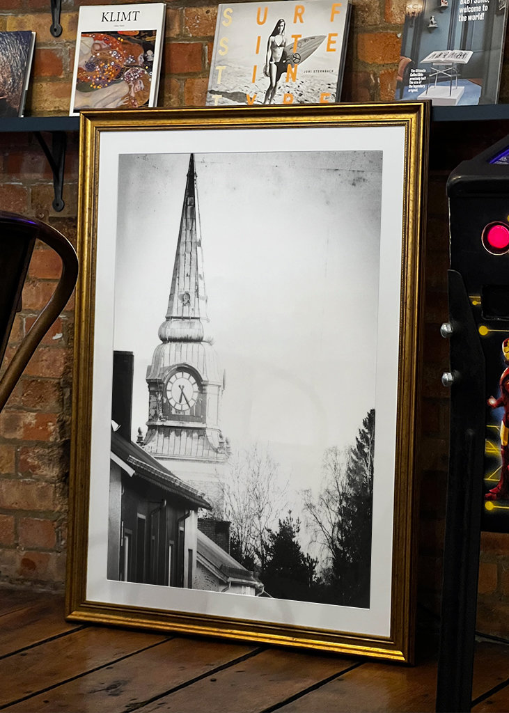 Kostel v černé a bílé.